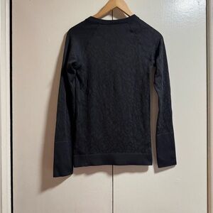 LULULEMON textured long sleeve size 6 gel logo